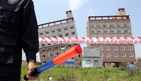 공사 중 기울어진 오피스텔 건물