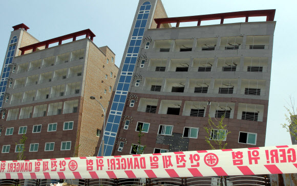 준공 앞두고 기울어진 오피스텔 건물