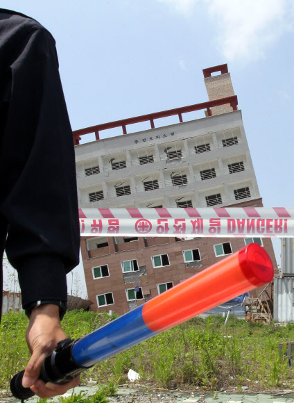 공사 중 기울어진 오피스텔 건물