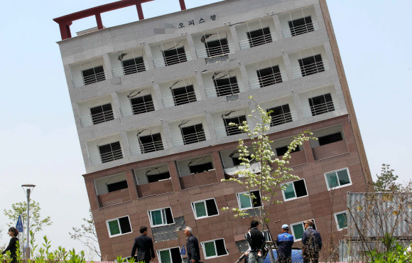 공사 중 기울어진 오피스텔 건물