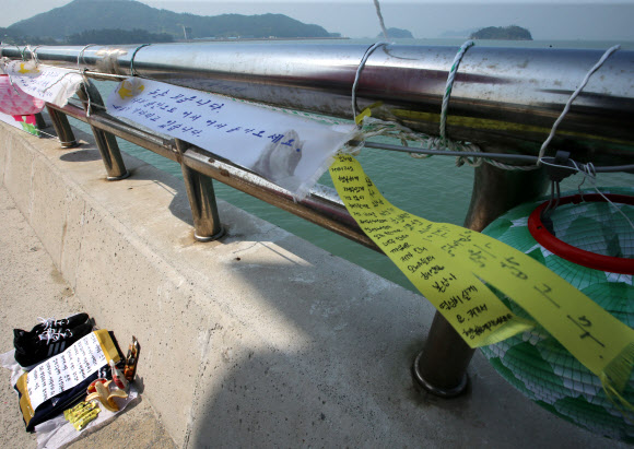 세월호 침몰 사고 28일째인 13일 오전 전남 진도군 임회면 팽목항 방파제에 한 실종자 가족이 아들에게 가져다 놓은 운동화, 트레이닝복, 편지 등이 놓여 있다.  연합뉴스