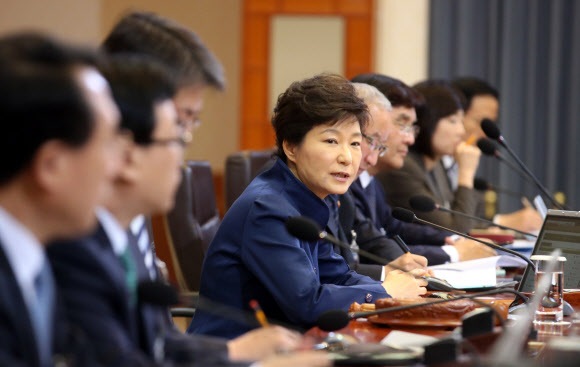 박근혜 대통령이 13일 오전 청와대에서 열린 국무회의에서 국무위원들에게 세월호 사건과 관련, 토론을 제안하고 있다.  연합뉴스