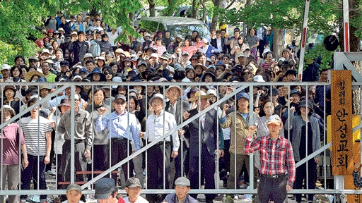 13일 경기 안성의 기독교복음침례회(구원파) 관련 시설인 금수원 안에서 교인들이 “검찰이 부당한 수사를 벌이고 있다”며 구호를 외치고 있다. 이곳에는 세월호 실소유주이자 구원파의 교주로 알려진 유병언 전 세모그룹 회장이 머무르는 것으로 알려졌다. <br>정연호 기자 tpgod@seoul.co.kr