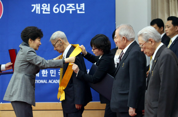 박근혜 대통령이 14일 오전 서울 서초구 반포대로 학술원에서 열린 ‘대한민국 학술원 개원 60주년 기념식’에서 전해종 회원에게 국민훈장 무궁화장을 수여하고 있다.  연합뉴스