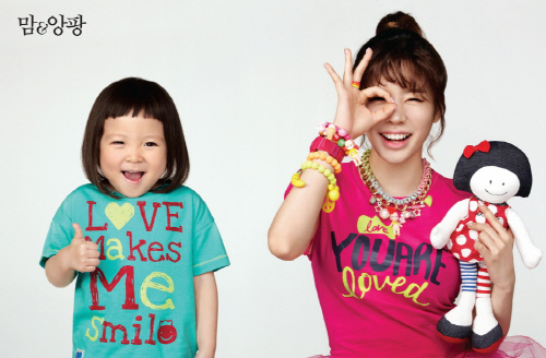 알로앤루의 모델인 추사랑이 소녀시대 써니와 함께 한 화보. 맘앤앙팡 제공