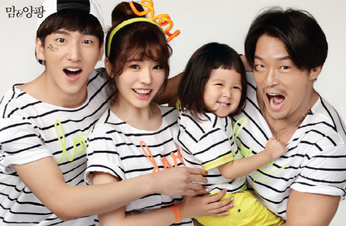 유아동복 브랜드 알로앤루의 모델인 추사랑이 아빠 추성훈, 소녀시대 써니,B1A4의 바로와 함께 한 ‘러브 이즈 펀’ 캠페인 화보. 맘앤앙팡 제공