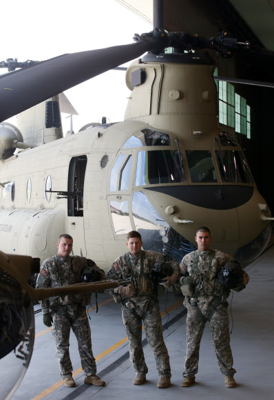 주한 미군 신형 치누크 헬기 공개