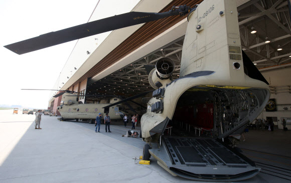 주한 미군 신형 치누크 헬기 공개