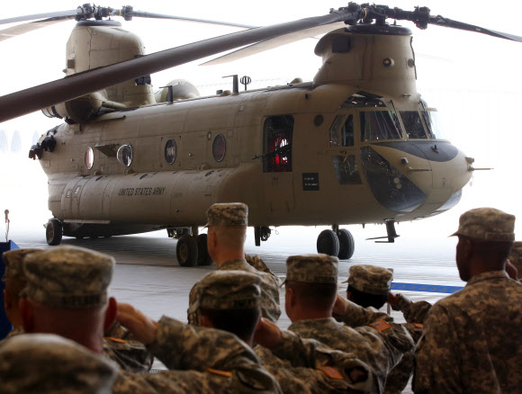 주한 미군 신형 치누크 헬기 공개