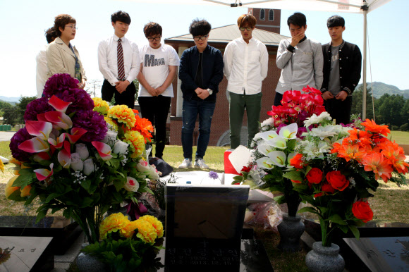 스승의 날인 15일 고 남윤철(35)교사의 유골이 안장된 충북 청원군 가덕면 천주교 공원묘지에 단원고를 졸업한 남 교사의 제자들이 찾아와 인사를 올리고 있다. 남 교사는 세월호 침몰 당시 마지막까지 배에 남아 제자들을 대피시키다 목숨을 잃었다.  연합뉴스