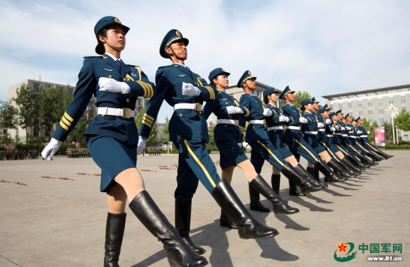 중국 여군의장대 첫 등장…전원 173cm 이상