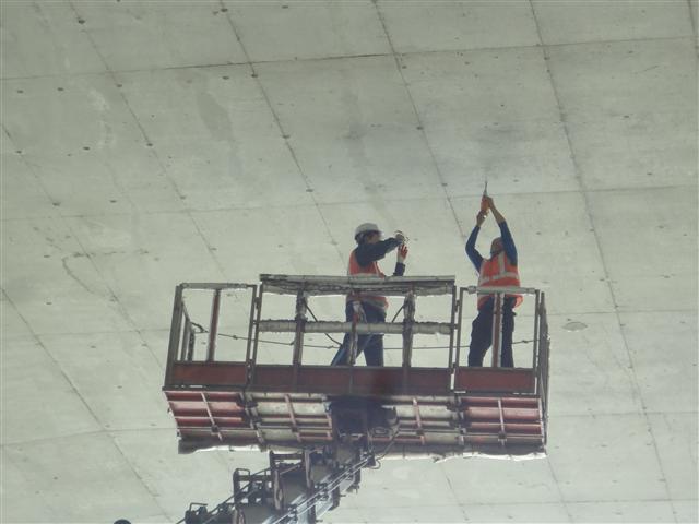 서울시 한강교량팀 직원들이 사다리차에 올라 한강교량 아래쪽을 점검하는 모습. 서울시 제공