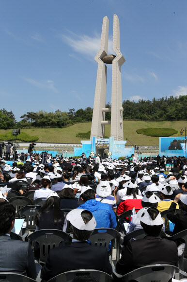 제34주년 5·18광주민주화운동 기념식이 18일 오전 광주 북구 운정동 국립 5·18민주묘지에서 거행되고 있다. 올해도 국가보훈처는 ‘님을 위한 행진곡’ 제창을 거부해 유족과 5월단체들이 기념식에 불참하는 등 파행을 겪었다.  연합뉴스