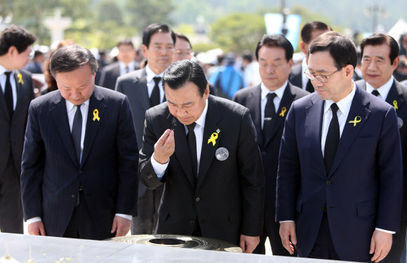 이완구 새누리당 원내대표가 18일 오전 광주 북구 운정동 국립 5·18 민주묘지에서 열린 제34주년 5·18광주민주화운동 기념식에 참석해 분향하고 있다. 연합뉴스