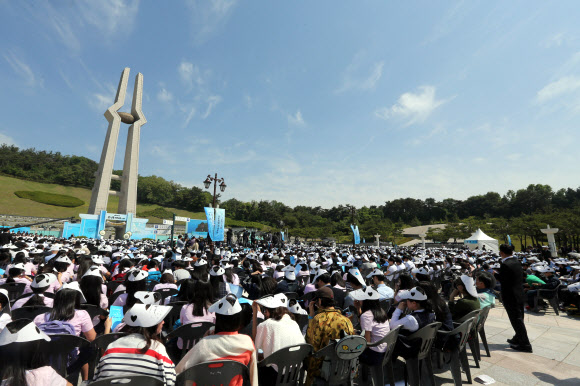 제34주년 5·18 광주민주화운동 기념식이 18일 오전 광주 북구 운정동 국립 5·18 민주묘지에서 거행되고 있다. 올해도 국가보훈처는 ‘님을 위한 행진곡’ 제창을 거부해 유족과 5월단체들이 기념식에 불참하는 등 파행을 겪었다.  연합뉴스 