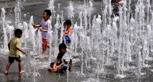 초여름 날씨를 보인 18일 서울 광화문광장의 분수대를 찾은 어린이들이 뿜어져 나오는 물줄기를 가로지르며 즐거워 하고 있다. 이종원 선임기자 jongwon@seoul.co.kr