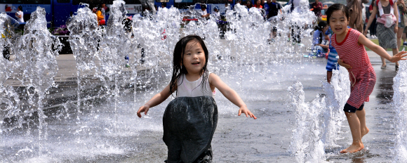 초여름 날씨를 보인 18일 서울 광화문광장의 분수대를 찾은 어린이들이 뿜어져 나오는 물줄기를 가로지르며 즐거워 하고 있다. 이종원 선임기자 jongwon@seoul.co.kr
