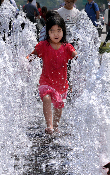 초여름 날씨를 보인 18일 서울 광화문광장의 분수대를 찾은 어린이들이 뿜어져 나오는 물줄기를 가로지르며 즐거워 하고 있다. 이종원 선임기자 jongwon@seoul.co.kr