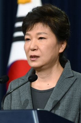 박근혜 대통령이 19일 청와대에서 세월호 참사와 관련해 대국민 담화를 발표하고 있다.<br>이언탁 기자 utl@seoul.co.kr