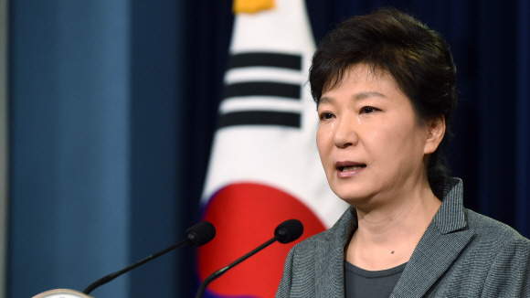 박근혜 대통령이 19일 청와대에서 세월호 참사와 관련해 대국민 담화를 발표하고 있다.