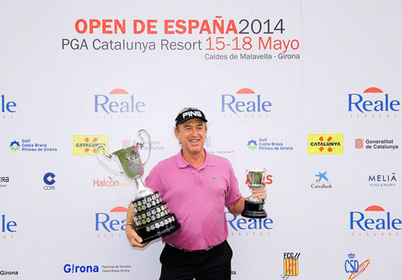 미겔 앙헬 히메네스(스페인)가 19일 스페인 지로나의 카탈루냐리조트에서 끝난 유러피언프로골프(EPGA) 투어 스페인오픈에서 투어 최고령 우승을 차지한 뒤 트로피를 든 채 활짝 웃고 있다. EPGA 홈페이지