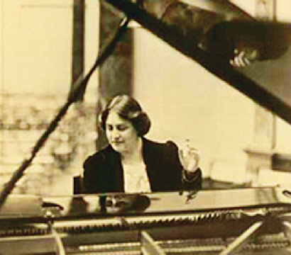 그림이 피란을 떠나고 비어 있는 내셔널갤러리 36호 전시실에서 피아노를 연주하고 있는 미라 헤스.  내셔널 갤러리 제공