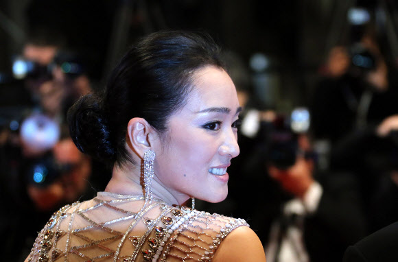 중국 여배우 공리(Gong Li)가 활짝 웃어 보이고 있다.