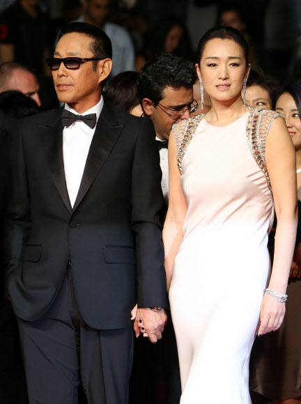 영화 속 연인 진도명(Chen Daoming)과 손을 잡고 있는 공리(Gong Li)