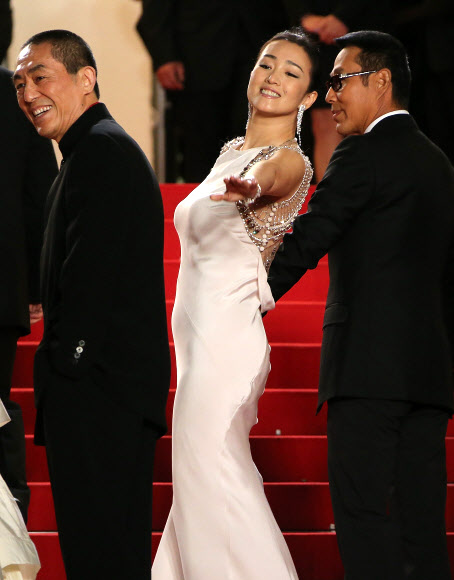 팬들에게 ‘가지마요’ 외치며 아쉬운 듯한 표정을 짓고 있는 중국 여배우 공리(Gong Li)