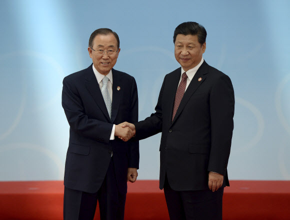 반기문 UN 총장과 악수를 하고 있는 시진핑 중국 국가주석. AFP=연합