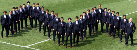 홍명보 축구대표팀 감독과 코치진, 선수들이 22일 오전 경기도 파주 NFC에서 단복을 입고 포즈를 취하고 있다. 삼성에버랜드 패션부문의 남성복 브랜드 갤럭시는 이번 브라질 월드컵 대표팀의 단복을 공식 협찬, 선수들을 위해 ‘프라이드 11(Pride 11)’을 제작했다.  연합뉴스