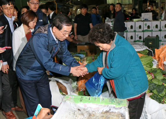 6.4 지방선거 공식선거운동이 시작된 22일 오전 박원순 새정치민주연합 서울시장 후보가 가락시장을 찾아 상인들을 만나고 있다.  연합뉴스