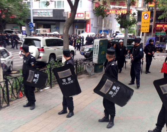 폭탄 테러가 발생한 중국 신장위구르자치구 수도 우루무치에서 22일 경찰들이 시내 중심에 위치한 인민공원 근처를 통제하고 있다. 우루무치 AP 연합뉴스