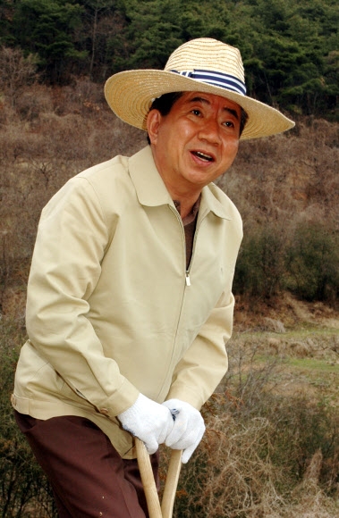 지난 2008년 귀향한 노무현 전 대통령이 봉하마을에서 농삿일을 하는 모습.서울신문 포토라이브러리