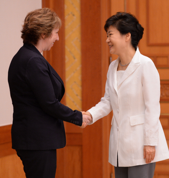 박근혜 대통령이 23일 청와대에서 캐서린 애슈턴 유럽연합(EU) 외교안보정책 고위대표를 만나 악수하고 있다. 이날 접견에서는 한·EU 관계를 비롯한 주요 국제 현안이 논의됐다. 