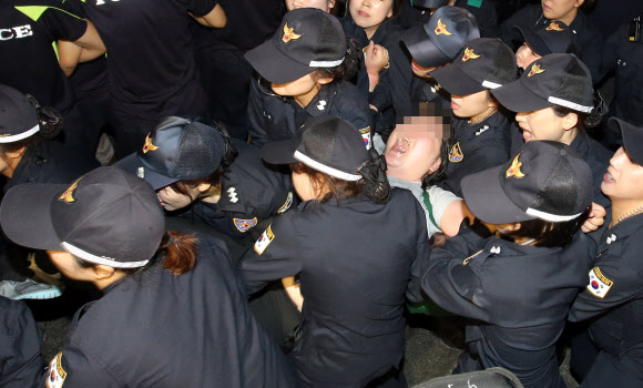 경찰에 연행되는 세월호 집회 참가자들
