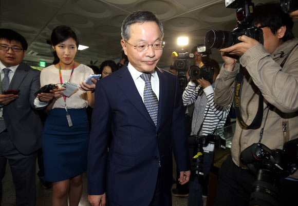 안대희 국무총리 후보자가 26일 오전 서울 종로구 정부청사 창성동 별관에 마련된 후보자 사무실로 출근하고 있다. 연합뉴스