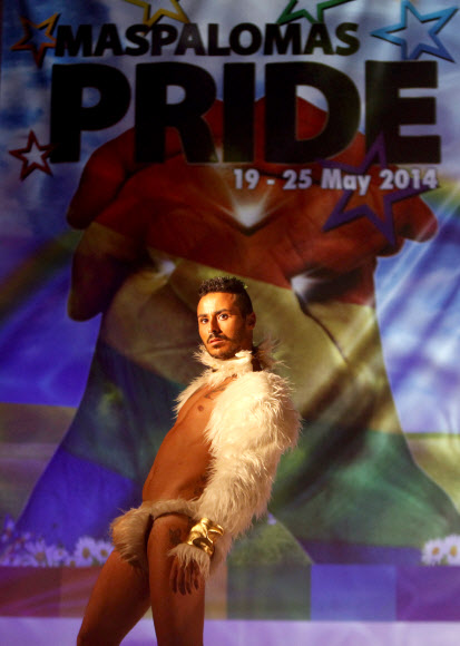 23일(현지시간) 스페인 그란카나리아(Gran Canaria) 섬에서 열린 ‘마스팔로마스(Maspalomas) 국제 카니발 축제’의 <2014 드래그퀸 쇼>에서 여장을 한 남자 ⓒ AFPBBNews=News1