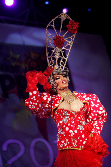 23일(현지시간) 스페인 그란카나리아(Gran Canaria) 섬에서 열린 ‘마스팔로마스(Maspalomas) 국제 카니발 축제’의 <2014 드래그퀸 쇼>에서 여장을 한 남자 ⓒ AFPBBNews=News1