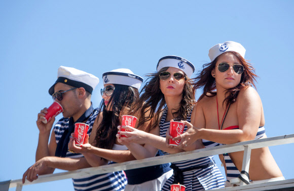 24일(현지시간) 스페인 그란 카나리아에서 열린 ‘마스팔로마스(Maspalomas) 국제 카니발 축제’의 게이 퍼레이드를 지켜보는 관중들 ⓒ AFPBBNews=News1