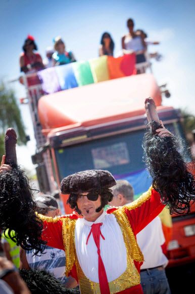 24일(현지시간) 스페인 그란 카나리아에서 열린 ‘마스팔로마스(Maspalomas) 국제 카니발 축제’에서 성(性) 관련 장난감을 높이 치켜 든 남자 ⓒ AFPBBNews=News1