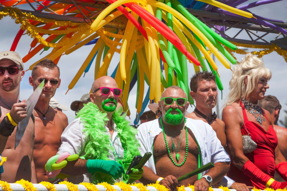 24일(현지시간) 스페인 그란 카나리아에서 열린 ‘마스팔로마스(Maspalomas) 국제 카니발 축제’의 게이 퍼레이드를 지켜보는 관중들 ⓒ AFPBBNews=News1