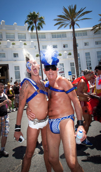 24일(현지시간) 스페인 그란 카나리아에서 열린 ‘마스팔로마스(Maspalomas) 국제 카니발 축제’에서 포즈를 취하고 있는 게이 커플 ⓒ AFPBBNews=News1