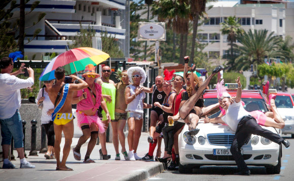24일(현지시간) 스페인 그란 카나리아에서 열린 ‘마스팔로마스(Maspalomas) 국제 카니발 축제’의 게이 퍼레이드에 참여하는 게이들 ⓒ AFPBBNews=News1