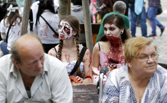 24일(현지시간) 체코 프라하에서 열린 ‘좀비 워크(Zombie Walk) 축제’의 기괴한 좀비 분장을 한 참가자들 AP=연합