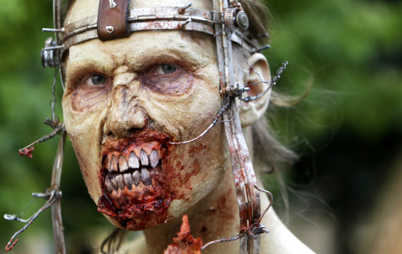 24일(현지시간) 체코 프라하에서 열린 ‘좀비 워크(Zombie Walk) 축제’의 기괴한 좀비 분장을 한 참가자들 AP=연합