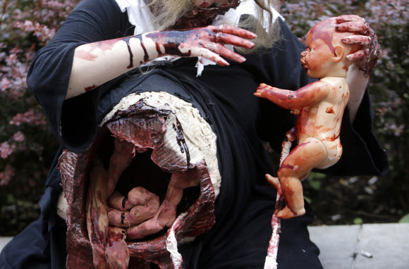 24일(현지시간) 체코 프라하에서 열린 ‘좀비 워크(Zombie Walk) 축제’의 기괴한 좀비 분장을 한 참가자들 AP=연합