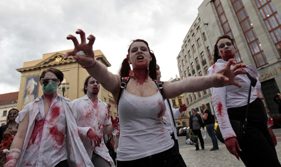 24일(현지시간) 체코 프라하에서 열린 ‘좀비 워크(Zombie Walk) 축제’의 기괴한 좀비 분장을 한 참가자들 AP=연합