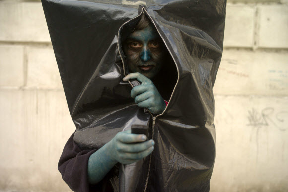 24일(현지시간) 체코 프라하에서 열린 ‘좀비 워크(Zombie Walk) 축제’의 기괴한 좀비 분장을 한 참가자들 AP=연합