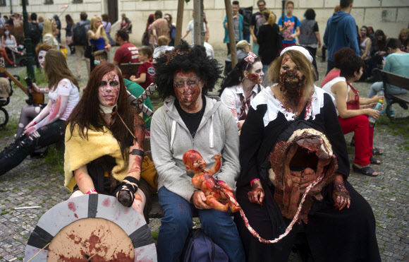 24일(현지시간) 체코 프라하에서 열린 ‘좀비 워크(Zombie Walk) 축제’의 기괴한 좀비 분장을 한 참가자들 ⓒ AFPBBNews=News1